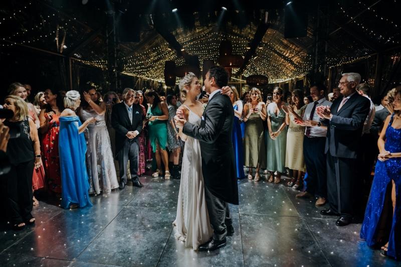 Un casamiento en una quinta en Colón noviso bailando el vals