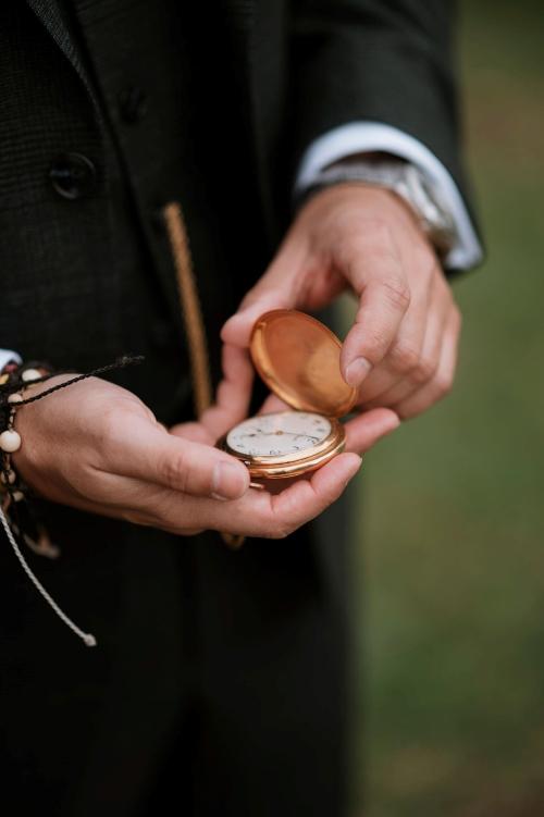 novio con reloj de bolsillo
