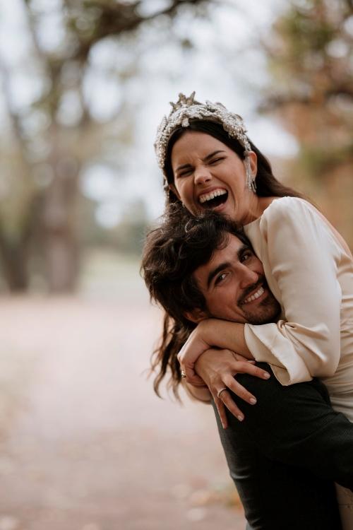 retrato de los novios sonrientes