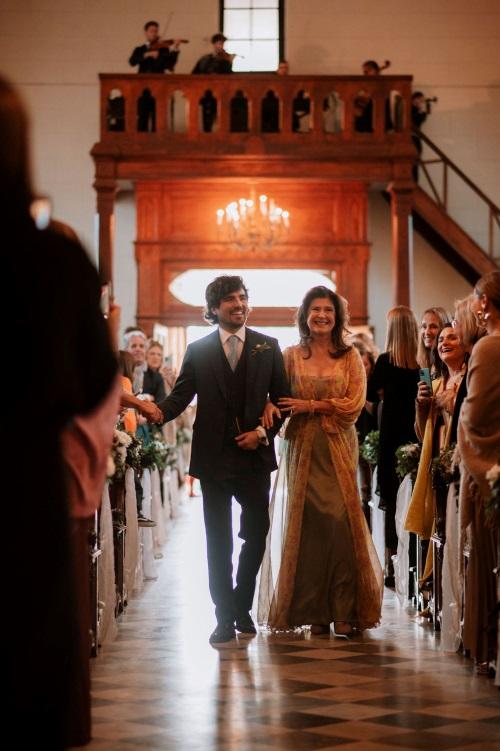 Novio entrando con su madre