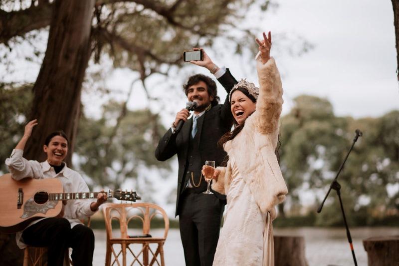 los novios saludan